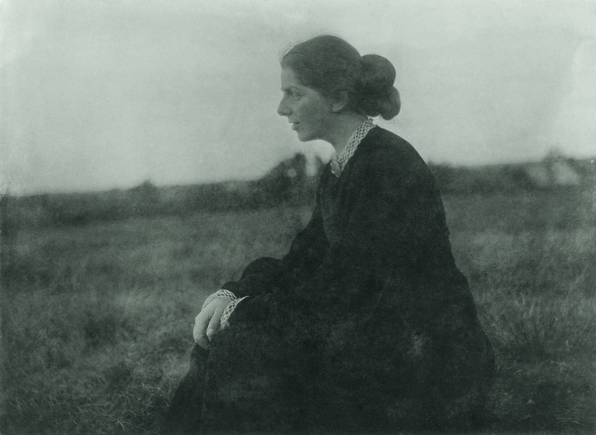 Pero qué bonita esta foto de la pintora alemana Paula Modersohn-Becker (1876-1907). 

Data de 1905, cuando tenía 29 años.