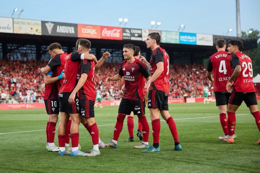 GuilleCasquero's tweet photo. En agosto cancelaron amistosos porque no tenían jugadores suficientes en plantilla. En agosto.

El CD Mirandés, desde una ciudad de 36.000 habitantes, luchando por estar en 1ª división. 

La historia del año y de la década en el fútbol español. Qué top. https://t.co/QUYp2mpAYa