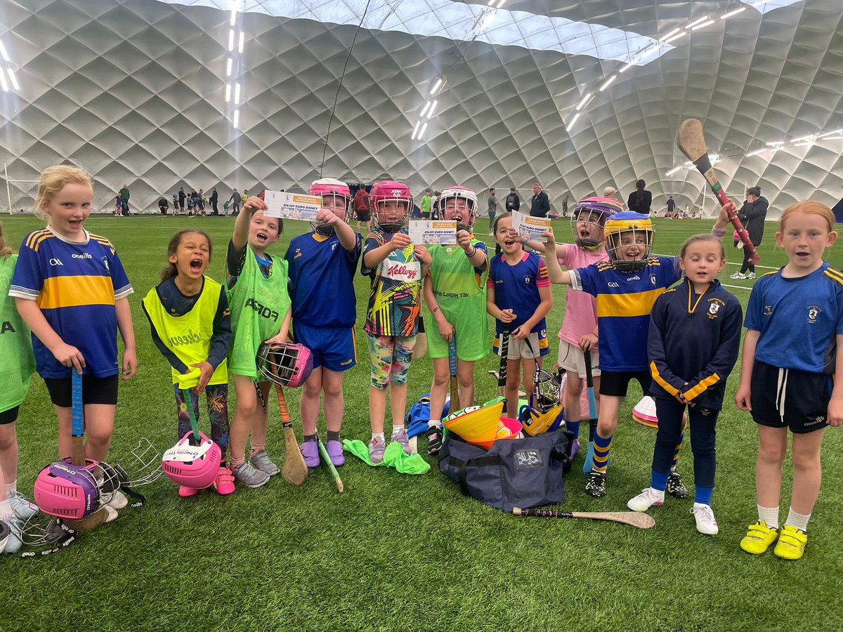 RossaGACBelfast's tweet image. U8 Camogs promoting the holiday Draw tickets! Please contact any member or coach for tickets