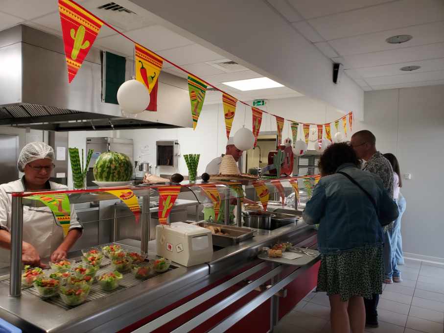 CollegeBarres's tweet photo. Au menu ce jour: 
✨️ au déjeuner, repas mexicain confectionné par le Chef Claude 😋 
✨️ cet après-midi : banquet romain réalisé par les 4️⃣è latinistes et les 3️⃣è H.A.S. Les élèves ont pu cuisiner des recettes latines après avoir découvert les coulisses de la cuisine antique🤩 https://t.co/2IdygtN3Bv