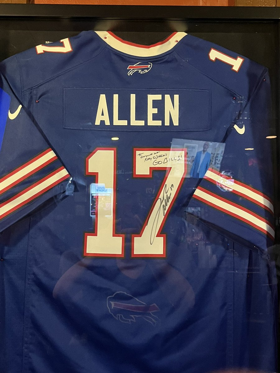 Kitty’s…. That beef on weck was superb last week and the wings…. Always on point. But I was NOT prepared for the smoke shop next door.  I mean it was awesome .. but wow! #TuesdaysWithCinnamon