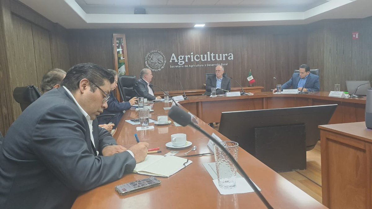 Acompañamiento del #CNA con el Comité Nacional Sistema Producto Plátano 🍌 en reunión con el Secretario de Agricultura, Dr. Julio Berdegué, en la cual se abordaron las oportunidades y retos del sector platanero🇲🇽 a nivel nacional e internacional