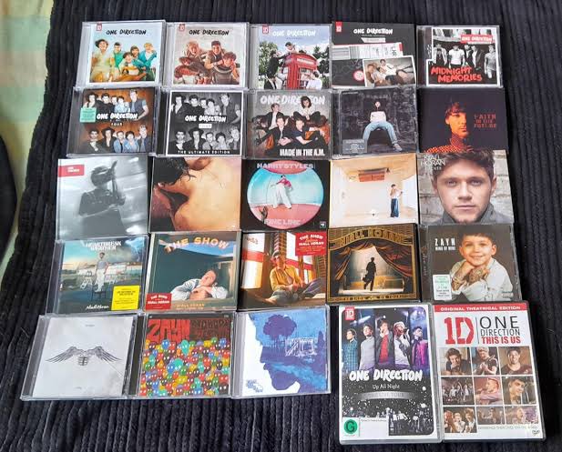liviesoinlov's tweet photo. MEU NAMORADO ME DEU >TODA< A COLEÇÃO DE CDS DO ONE DIRECTION DE PRESENTE DO DIA DOS NAMORADOS https://t.co/YLSUiuIbK6
