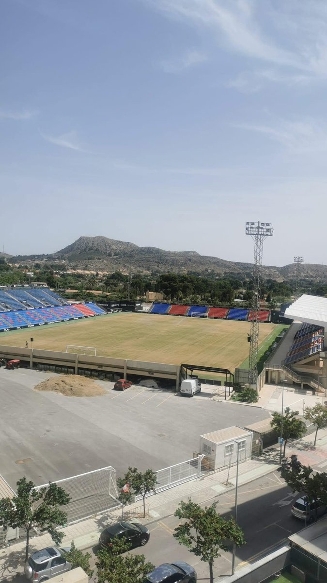 En estos últimos días se ha procedido a la retirada del césped para así plantar el de la siguiente temporada.