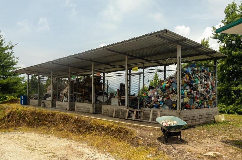 Imagen_Oax's tweet image. Impulsa Secretaría de Medio Ambiente prácticas sostenibles en la #SierraMixe

• La titular de la dependencia Karime Unda supervisó en Totontepec Villa de Morelos avances en la gestión de residuos sólidos

Totontepec Villa de Morelos, Oax; 12 de junio de 2025. En seguimiento al…