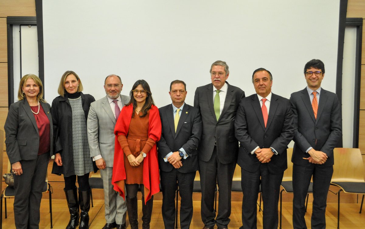 Facultad de Ciencias Jurídicas PUJ (@facjuridicaspuj) on Twitter photo 🔵<a href="/JuanitaLopezP83/">Juanita López Patrón</a>, exviceministra de Justicia
🟡<a href="/jcgalindovacha/">Juan Carlos Galindo Vácha</a>, ex registrador nacional
⚪️María Claudia Rojas, expresidenta del
Consejo de Estado
🔵<a href="/OscarOrtizG/">Óscar Ortiz González</a>, ex zar anticorrupción
▶️ Revive el evento completo en aquí youtube.com/live/-zLpLRSt4…
(4/4) 🔵<a href="/JuanitaLopezP83/">Juanita López Patrón</a>, exviceministra de Justicia
🟡<a href="/jcgalindovacha/">Juan Carlos Galindo Vácha</a>, ex registrador nacional
⚪️María Claudia Rojas, expresidenta del
Consejo de Estado
🔵<a href="/OscarOrtizG/">Óscar Ortiz González</a>, ex zar anticorrupción
▶️ Revive el evento completo en aquí youtube.com/live/-zLpLRSt4…
(4/4)