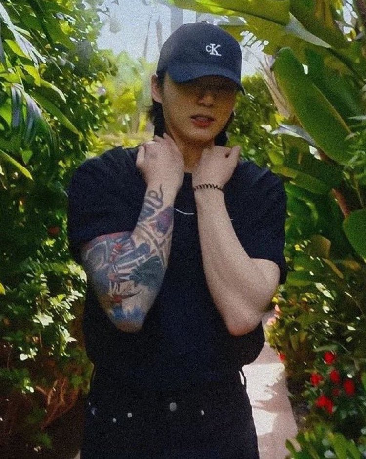 my_firts_love's tweet photo. #kookminau
JM es un omega q debe lidiar con la vida de Idol, padre y un divorcio revoltoso; Jk es el típico alfa q siempre está en el ojo del huracán, tachado de "chico problema"
Es una sorpresa cuando Jk parece interesado en el único omega q nunca estaría con un "chico problema" https://t.co/Dvar7KWXOF