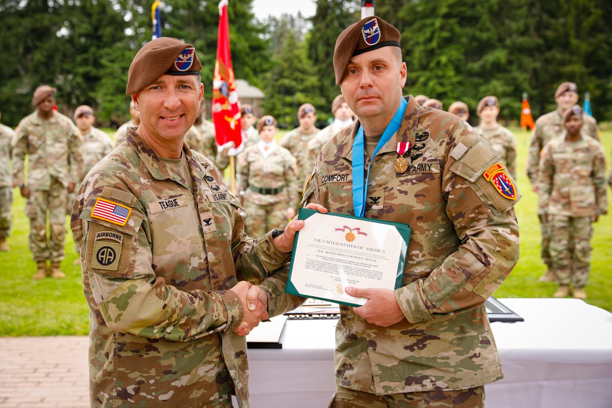 5thSFAB's tweet image. Change of Command 🇺🇸
We bid farewell to COL Comfort and welcomed LTC Boyles as our new 5th Battalion commander. Thank you for your leadership, sir - and welcome aboard, sir!
#ArmyLeadership #ChangeOfCommand #AlwaysForward
