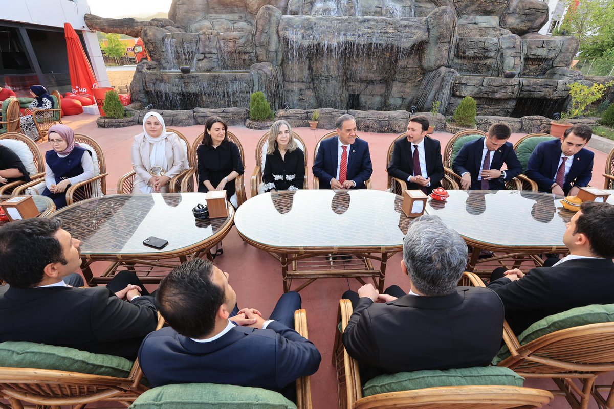 Eşim Şerife Hanım ile birlikte  Son Atama Kararnamesi ile Bingölümüzden ayrılacak olan Vali Yardımcısı ve Kaymakamlarımız ile eşlerine verdiğimiz Veda yemeğinde tüm Mülki İdare Amirleri olarak bir aradaydık. Görev süreleri dolarak ayrılan meslektaşlarıma Bingöle verdikleri