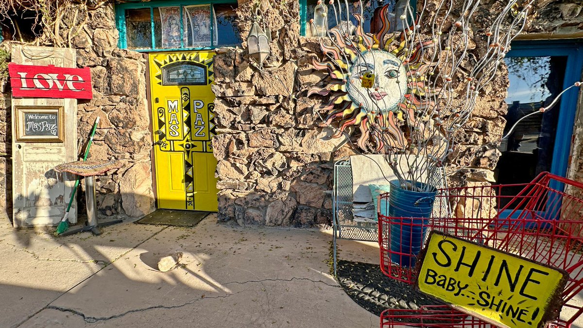 ASU_SGSUP's tweet image. Meet DeVona Saiter — #SGSUP planning alumna, community leader, and proud resident of Wenden, AZ working to preserve her hometown’s heritage. 🌵
From flooding to groundwater issues, learn how Saiter is helping to shape a resilient future for this rural community:…