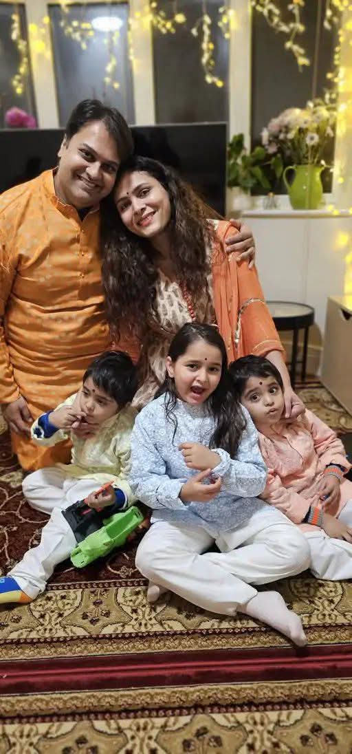 राजस्थान के बांसवाड़ा के इस परिवार के सभी लोगो का विमान हादसे में मौत हो गई। 

डॉ. कोनी व्यास पेसिफिक हॉस्पिटल से इस्तीफा देकर अपने पति प्रदीप जोशी के साथ लंदन में शिफ्ट होने वाली थी। आज सभी बच्चों के साथ जा रही थी, दुखद हादसे का शिकार हो गई।#planecrash
#Ahmedabad #AirIndiaCrash