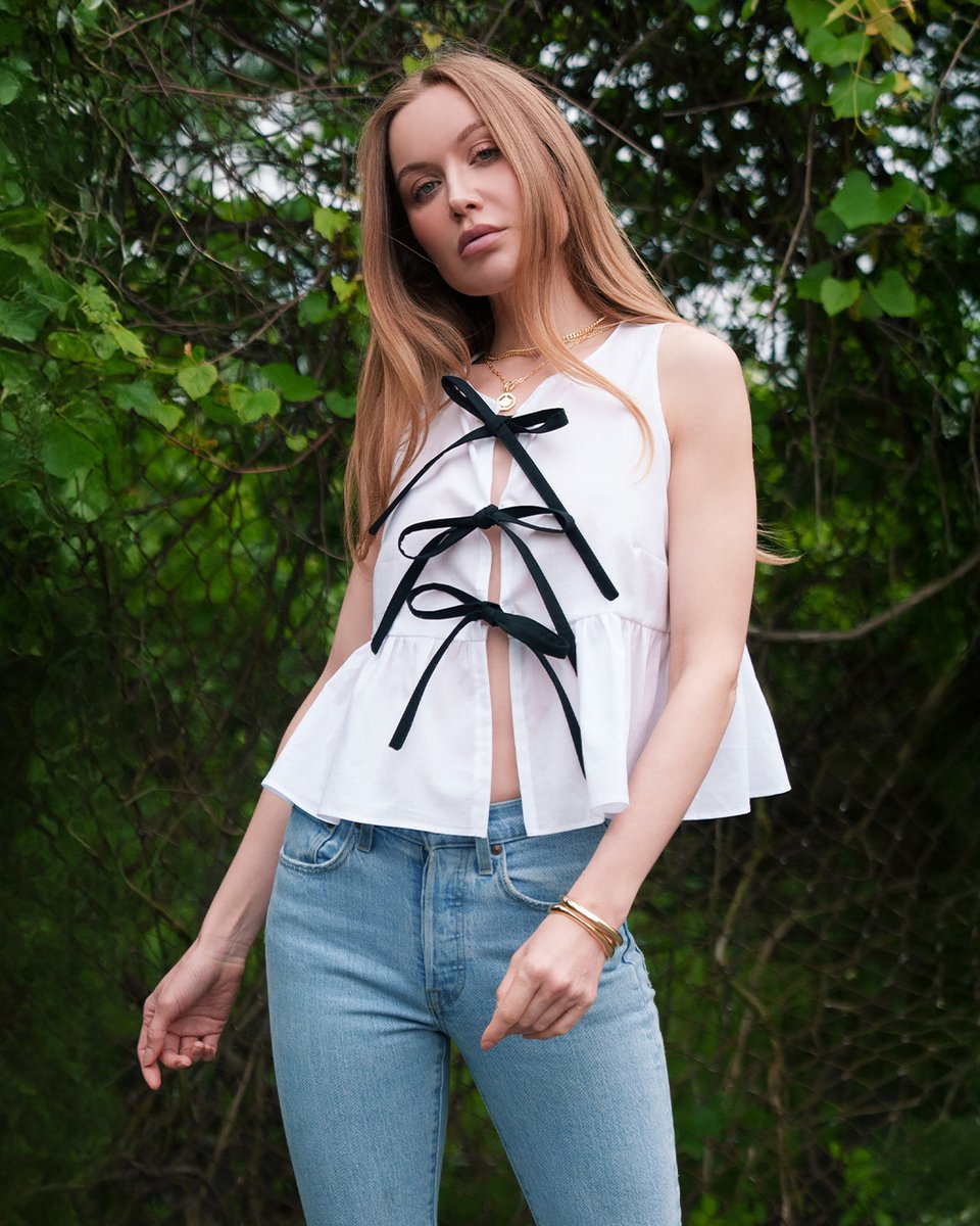Mood_Fabrics's tweet image. Coquette dreams start here ✨ Sew your own Rosette Tie Front Top! A breezy peplum, sweet bow ties, and the softest cotton voile = your new summer favorite. #MoodSewciety #FreeSewingPattern #MoodRosettePattern #CoquetteStyle #MadeWithMood