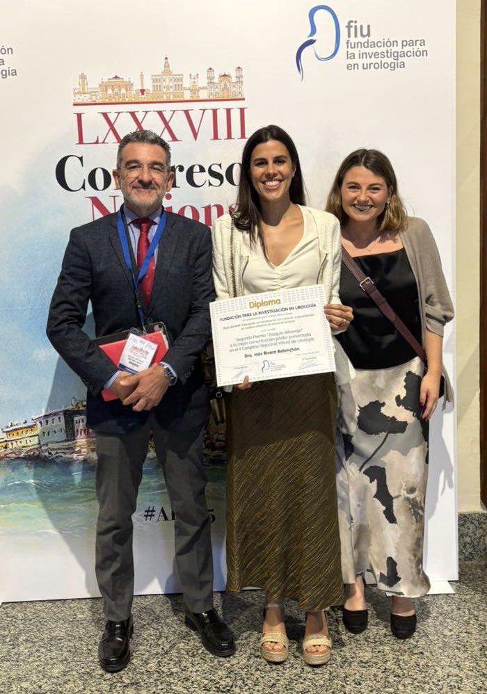 Hoy recibimos en el #CongresoNacionaldeUrologia el Segundo premio Joaquín Albarrán a la mejor comunicación póster por nuestro trabajo en #cancerdeprostata, que demuestra un efecto sinérgico en la combinación de Radioterapia, Enzalutamida y Talazoparib <a href="/UronefroHUVR/">@Uro-NefroHUVR</a> <a href="/InfoAeu/">AEU</a>