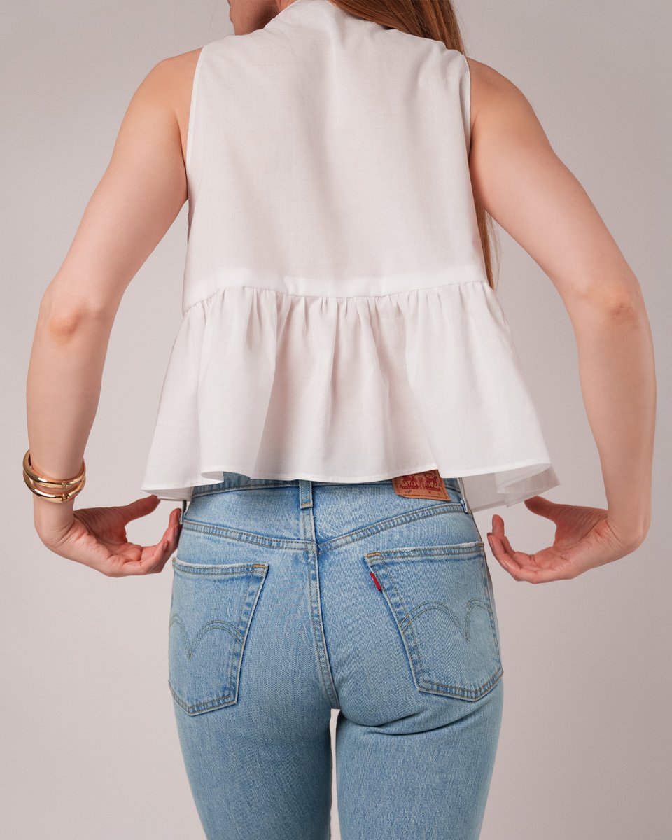 Mood_Fabrics's tweet image. Coquette dreams start here ✨ Sew your own Rosette Tie Front Top! A breezy peplum, sweet bow ties, and the softest cotton voile = your new summer favorite. #MoodSewciety #FreeSewingPattern #MoodRosettePattern #CoquetteStyle #MadeWithMood