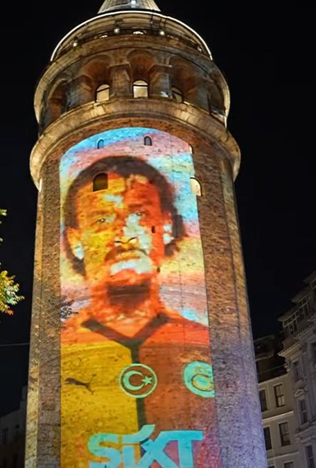 Galatasaray, Leroy Sane transferinin tanıtım videosunu Galata Kulesi'ne yansıttı.