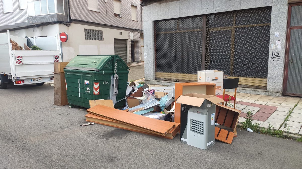 Ayuntamiento de San Andrés (@aytosanandres) on Twitter photo 👮♂️Hasta 3.000 euros de multa por tirar escombros, basura y mobiliario fuera del contenedor y en zonas no autorizadas
⏺️El <a href="/aytosanandres/">Ayuntamiento de San Andrés</a> estudia colocar cámaras en algunas zonas, intensifica la vigilancia y hace un llamamiento a los ciudadanos para que denuncien estas conductas 👮♂️Hasta 3.000 euros de multa por tirar escombros, basura y mobiliario fuera del contenedor y en zonas no autorizadas
⏺️El <a href="/aytosanandres/">Ayuntamiento de San Andrés</a> estudia colocar cámaras en algunas zonas, intensifica la vigilancia y hace un llamamiento a los ciudadanos para que denuncien estas conductas