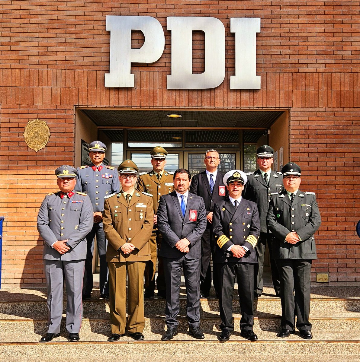 Representantes de <a href="/CarabIIIRegion/">Carabineros Atacama</a> <a href="/Maritgobcal/">Gobernación Marítima de Caldera</a> <a href="/Ejercito_Chile/">Ejército de Chile</a> y <a href="/Gendarmeria_Ata/">Gendarmería Región de Atacama</a> estuvieron presentes esta jornada con motivo de los saludos protocolares recibidos por el Jefe de la Región Policial de Atacama, prefecto inspector Cristian Alarcón, por el 92° aniversario PDI.