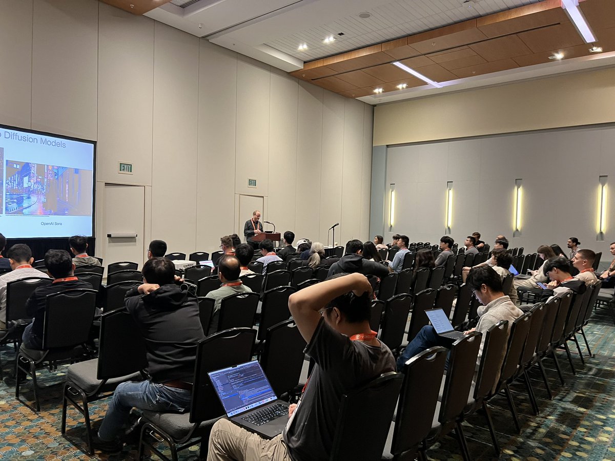 wayne_wu_0503's tweet image. Prof. Gordon @GordonWetzstein is talking now! Davidson A2-A3. #CVPR2025