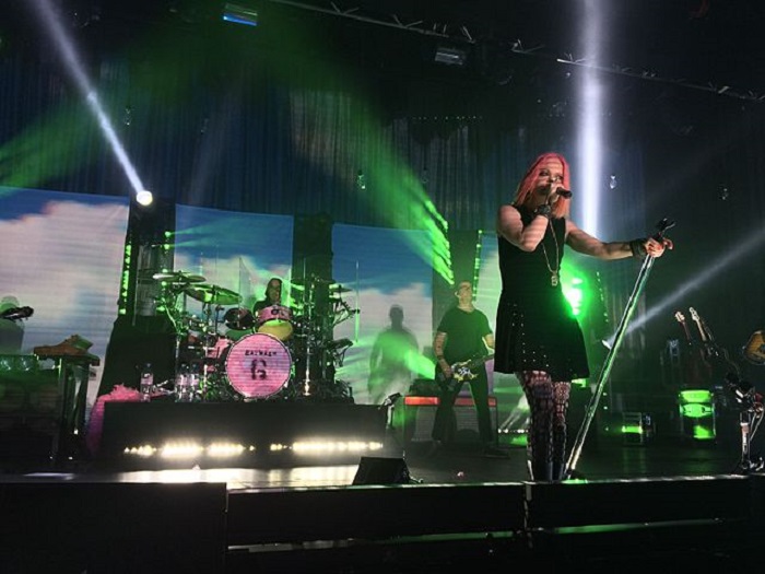 STREAMAPSE's tweet photo. 🚨As one of rock’s most 👉forward-thinking bands, it’s entirely fitting  that ‼️Garbage‼️—totemic🎙️vocalist Shirley Manson,  🎸Duke Erikson and Steve Marker, and 🥁Butch Vig—haven’t looked back since 2011🚨. #Garbage #ReadOn #STREAMAPSEOnlineMagazine https://t.co/crcm4stNJK https://t.co/WM5ijgKHXM