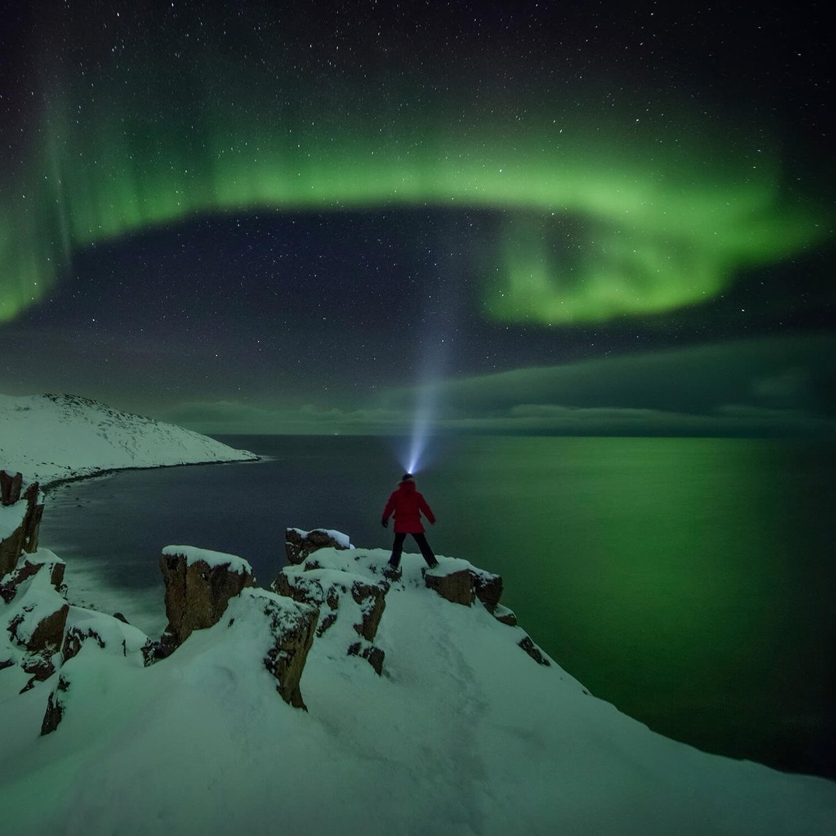 Güneş'in 'korona' adındaki atmosfer tabakasında devasa bir delik açıldı. 

Hafta sonu beklenen jeomanyatik fırtına ile;
• Türkiye'den kuzey ışıkları görülebilir.
• Elektrik kesintileri yaşanabilir.