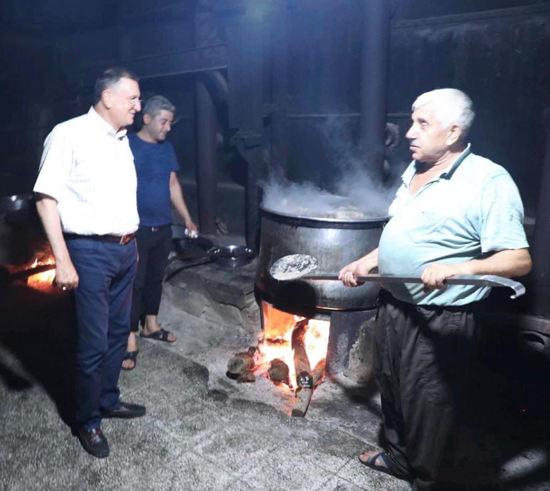 Bugün, kardeşliğin ilan edildiği, dostluğun pekiştiği mukaddes bir gün… Gadir-i Hum Bayramı mübarek olsun! Her kalpte Ali sevgisi, her gönülde birlik olsun.