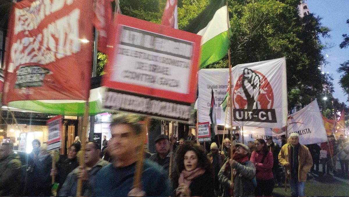 Juan Carlos Giordano (@giordanogringo) on Twitter photo #AHORA en las calles de #CABA marchamos por el fin del genocidio contra el pueblo palestino.
Repudiando la visita de <a href="/JMilei/">Javier Milei</a> a Israel, donde fue a abrazarse con el genocida <a href="/netanyahu/">Benjamin Netanyahu - בנימין נתניהו</a>
Decimos: #NoEnNuestroNombre
Palestina libre desde el Río hasta el Mar. #AHORA en las calles de #CABA marchamos por el fin del genocidio contra el pueblo palestino.
Repudiando la visita de <a href="/JMilei/">Javier Milei</a> a Israel, donde fue a abrazarse con el genocida <a href="/netanyahu/">Benjamin Netanyahu - בנימין נתניהו</a>
Decimos: #NoEnNuestroNombre
Palestina libre desde el Río hasta el Mar.