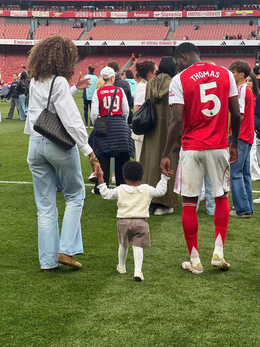 3SportsGh's tweet photo. " I got someone who is very interesting and understands how I need to work. At the end of the day you donβt get a lot of people like this, so I had to stay and make a home. Iβm very happy." - Thomas Partey on Family
#3Sports #ThomasParteyExclusive https://t.co/QVDfVy1HWO
