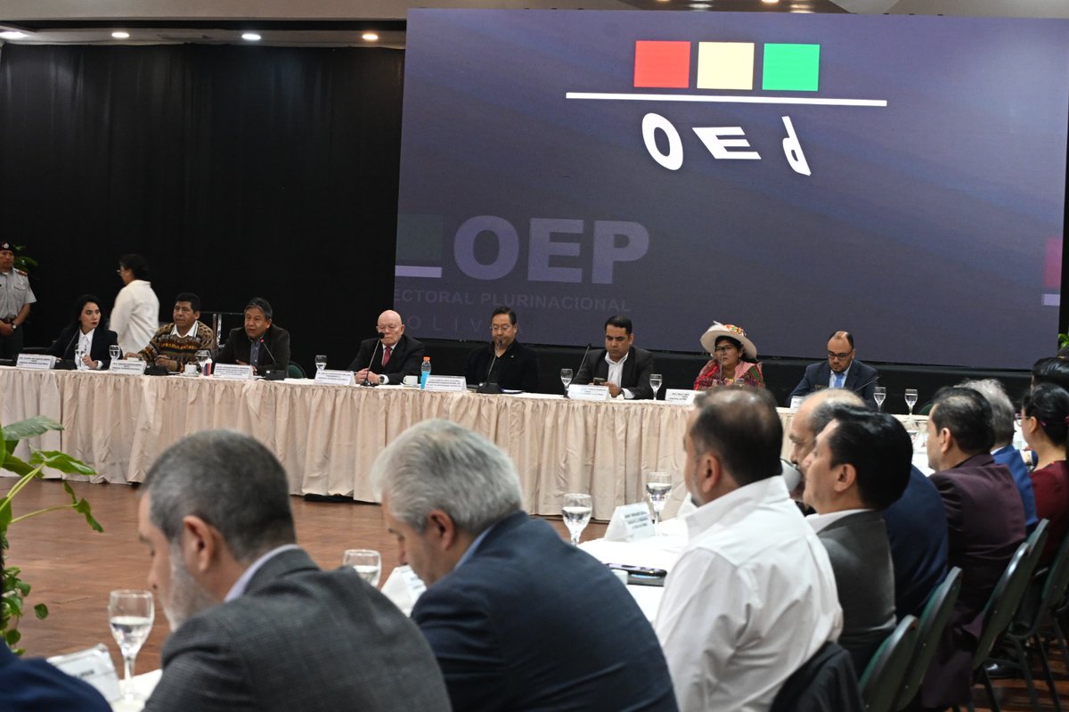 No podemos permitir que nuestras conquistas democráticas se diluyan por mezquindades, por egoísmos individuales o por la codicia de algunos. Necesitamos reflexionar de manera individual, de manera colectiva. <a href="/LaramaDavid/">David Choquehuanca</a>