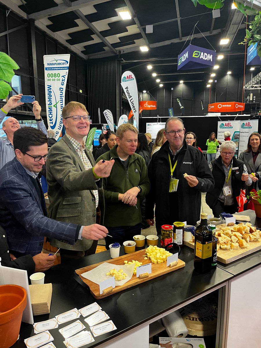 LMeredithEU's tweet image. Cheese diplomacy is working! In just 2 days, 3765 visitors to our "Enjoy - it's from Europe" stand. Cross-party approval for European flavoursโfrom @nzlabour, @NZNationalParty, @nzfirst, @actparty, and @nzGreens. Great showcase for the #EUNZFTA! #StrongerTogether ๐ช๐บ๐ณ๐ฟ