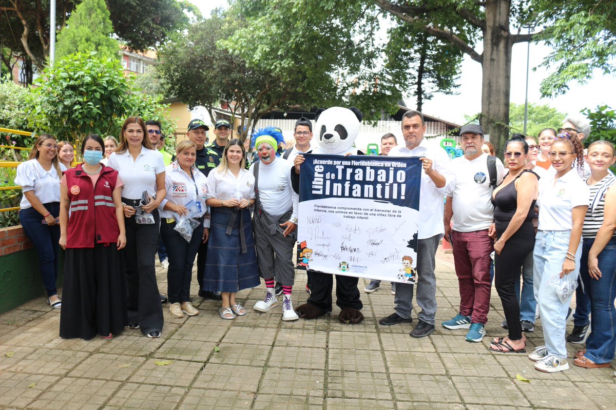 ¡Los niños merecen jugar, no trabajar!

En el Día Mundial contra el Trabajo Infantil, la Gestora Social <a href="/nsanchezsilva/">Natalia Sánchez</a> lideró una jornada lúdica en articulación con el Ministerio del Trabajo y la Policía Nacional.

Acciones para continuar garantizando los derechos de la niñez.