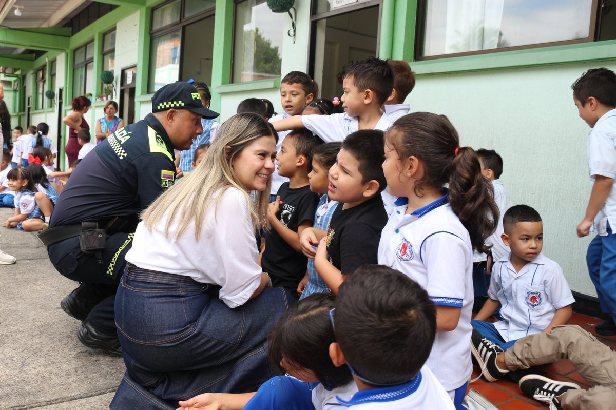 Alcaldiafblanca's tweet photo. ¡Los niños merecen jugar, no trabajar!

En el Día Mundial contra el Trabajo Infantil, la Gestora Social @nsanchezsilva lideró una jornada lúdica en articulación con el Ministerio del Trabajo y la Policía Nacional.

Acciones para continuar garantizando los derechos de la niñez. https://t.co/HifqVoeGSS