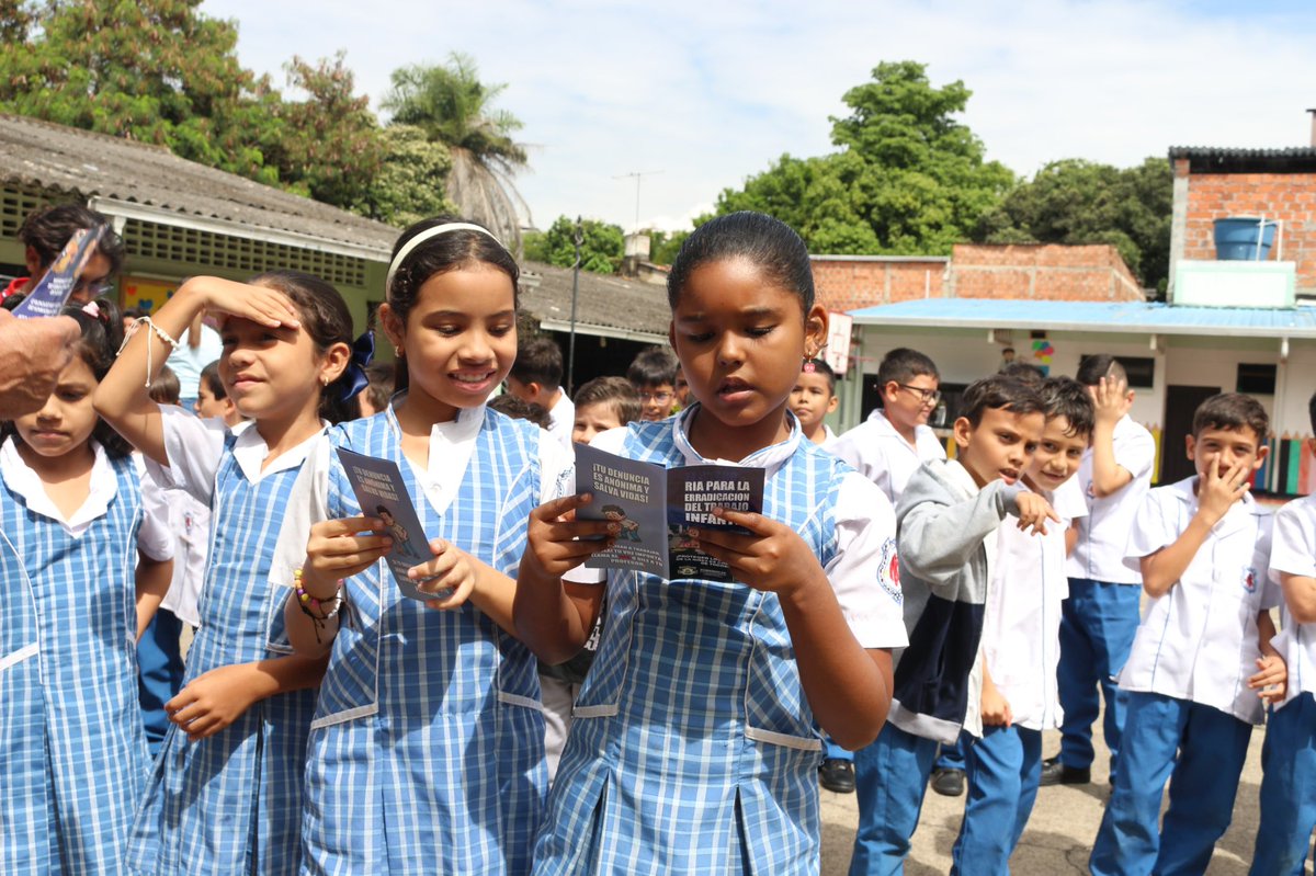 Alcaldiafblanca's tweet photo. ¡Los niños merecen jugar, no trabajar!

En el Día Mundial contra el Trabajo Infantil, la Gestora Social @nsanchezsilva lideró una jornada lúdica en articulación con el Ministerio del Trabajo y la Policía Nacional.

Acciones para continuar garantizando los derechos de la niñez. https://t.co/HifqVoeGSS