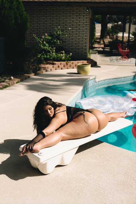 Watch Zoë Renea's leaked NSFW photo on TwXstars