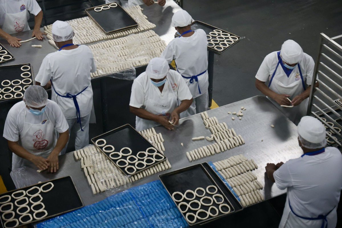 ¡Excelente visita a la Panadería Santa Librada, donde la tradición local se une con ingredientes de EE.UU.! ¡Su compromiso de combinar componentes estadounidenses de alta calidad con recetas auténticas crea productos verdaderamente deliciosos!