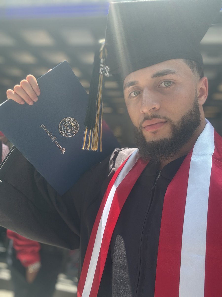_dmitriroman's tweet image. Graduation 🎓✅ AA in hand