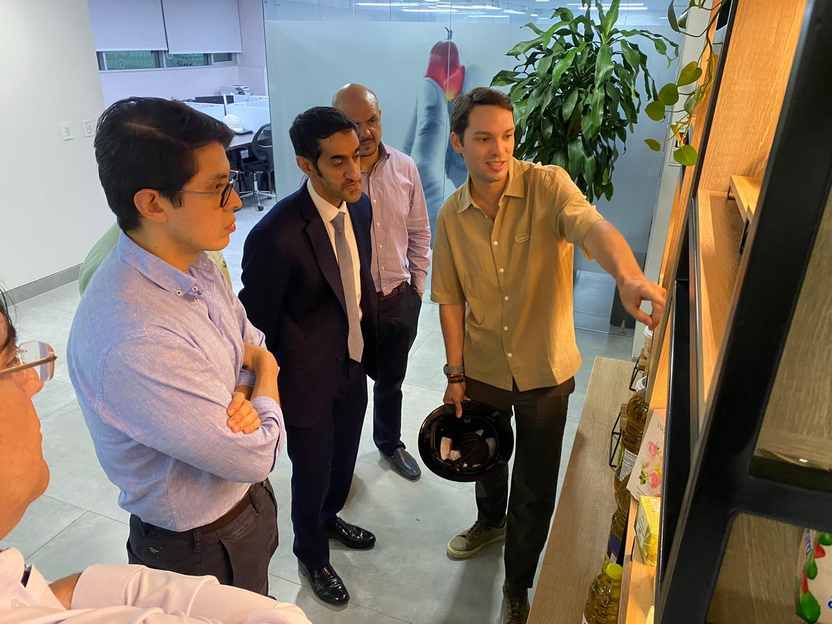 GrupoDaabon's tweet photo. El Grupo Daabon recibió al Embajador de EAU y líderes de Dubai Port y Dubai Chamber en Santa Marta 🌍🤝. Exploraron oportunidades en zonas francas y expansión portuaria en el Caribe colombiano. Una alianza clave para el crecimiento sostenible regional. 🚢🌴 

#daabonydubai https://t.co/105ONQ00Gz