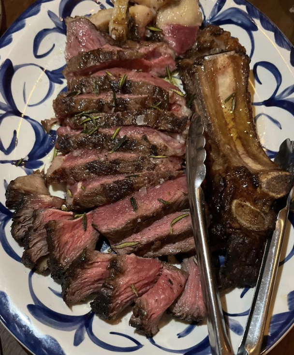 AlpacaAurelius's tweet photo. Michael Jordan ate a steak before every game
Wayne Gretzky ate a 23 oz steak before every game
Messi brought 6000lbs of meat to the world cup
All the greatest athletes thrive on meat.
If you want to be your best, red meat needs to be a staple in your diet. https://t.co/1V4AP73uTh