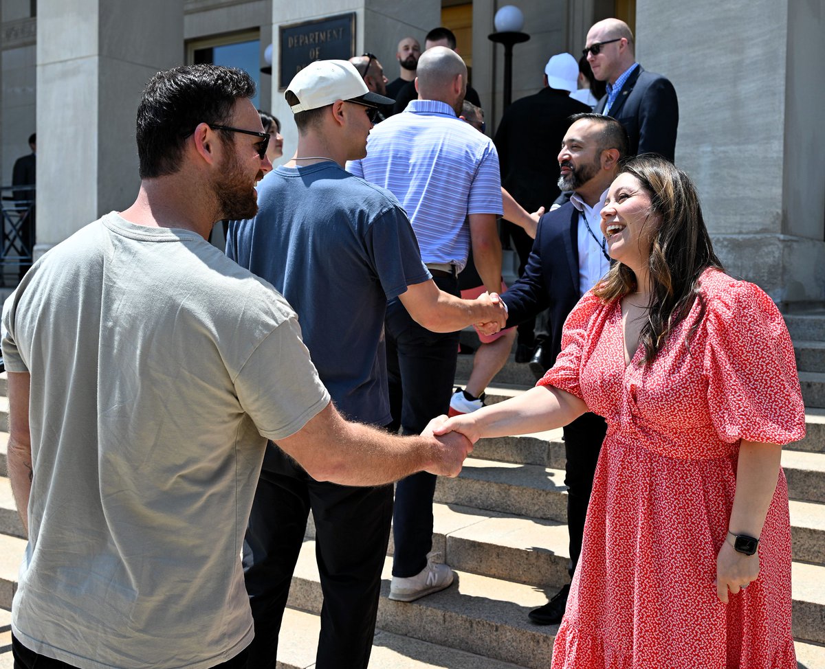 DoD_Outreach's tweet image. From Miami ☀️ to D.C. 🏛️

Today we welcomed the @Marlins! They visited the Pentagon for a VIP tour, learned about the history of our military, and met the @PressSecDOD.