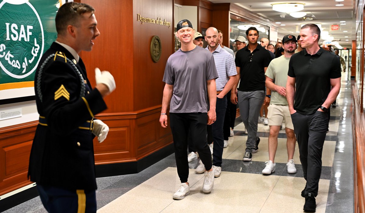DoD_Outreach's tweet image. From Miami ☀️ to D.C. 🏛️

Today we welcomed the @Marlins! They visited the Pentagon for a VIP tour, learned about the history of our military, and met the @PressSecDOD.