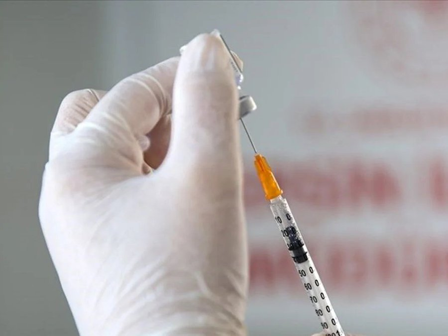 Sağlık Bakanı Kemal Memişoğlu, yıl sonundan itibaren 13 yaşından büyük vatandaşlara ücretsiz HPV aşısı uygulanacağını açıkladı.