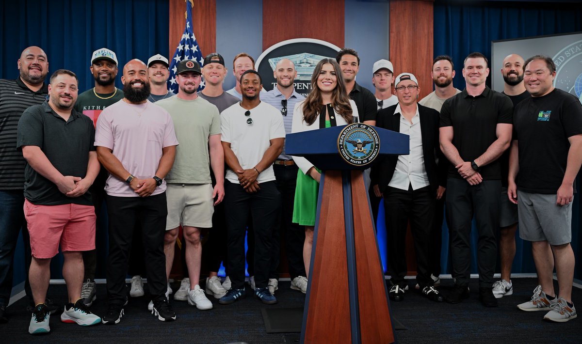 DoD_Outreach's tweet image. From Miami ☀️ to D.C. 🏛️

Today we welcomed the @Marlins! They visited the Pentagon for a VIP tour, learned about the history of our military, and met the @PressSecDOD.