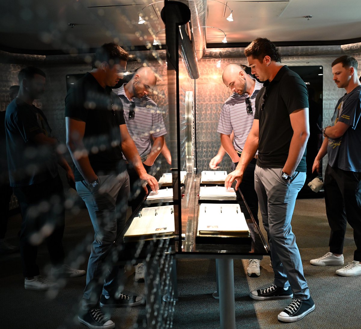 DoD_Outreach's tweet image. From Miami ☀️ to D.C. 🏛️

Today we welcomed the @Marlins! They visited the Pentagon for a VIP tour, learned about the history of our military, and met the @PressSecDOD.