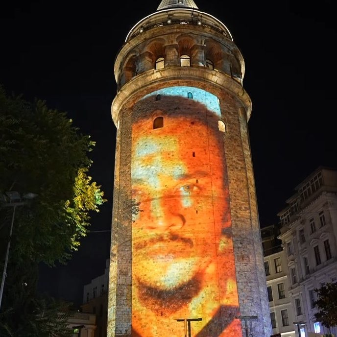 Galatasaray, Leroy Sane transfer videosunu Galata Kulesi'ne yansıttı.