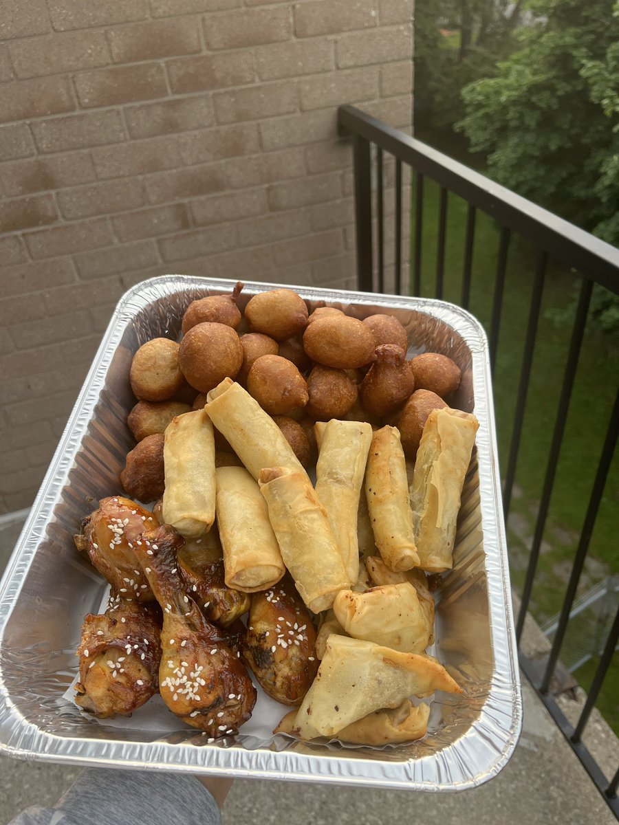 mycakeplug's tweet photo. Small chops that tastes like home 🙂‍↔️☺️
$50 tray includes: 
30 puff puff 
8 samosa
8 spring rolls 
5 drumsticks 

📍 Toronto, Ontario 

#cakesintoronto #smallchops #smallchopsintoronto #smallchopsingta #cakesinontario https://t.co/Z4T39vYBj7