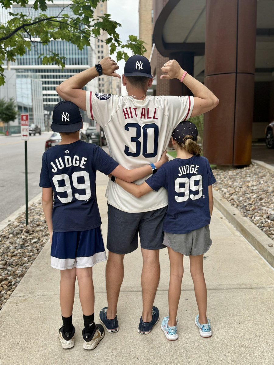 Hey <a href="/YESNetwork/">YES Network</a> look for us for the broadcast - <a href="/M_Marakovits/">Meredith Marakovits</a> if you’re walking the stadium we need a high five - tonight’s game is my 30th MLB Stadium! #HitAll30 #GoYankees #ToyotaPinstripePride