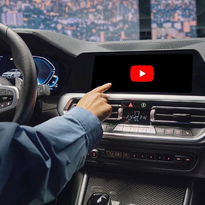 Apple, iOS 26 ile birlikte sürücülerin park halinde CarPlay'den YouTube videosu izlemesine izin verecek.