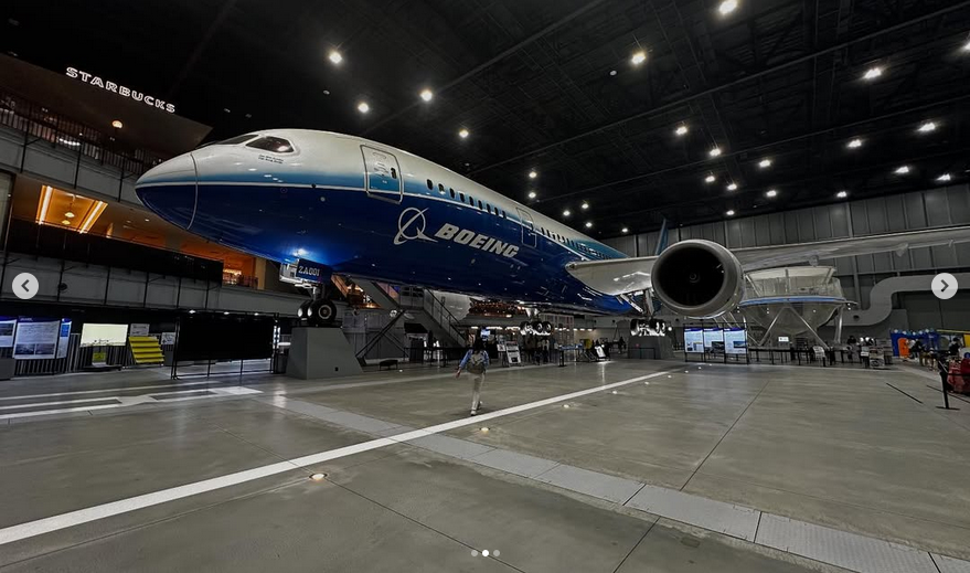 minocchi28's tweet photo. セントレア(中部国際空港)に行ったらドリームリフターいた。
世界に4機しかいないボーイングの巨大な輸送機。
日本にはセントレアにしか来ない飛行機。
手前の旅客機と比較するとそのデカさがわかる。
これで何を運ぶのか？
セントレア近くの三菱重工や川崎重工、SUBARUで作られたボーイング787の主翼や胴体の重要部品。
セントレアにはボーイング787の初号試験機が展示されています。

ランチは名古屋コーチンの親子丼（笑）

#セントレア 
#ボーイング 
#ドリームリフター 
#ドリームリフター見れるの日本ではセントレアだけ 
#ボーイング787 
#セントレアグルメ 
#三菱重工 
#川崎重工 
#subaru