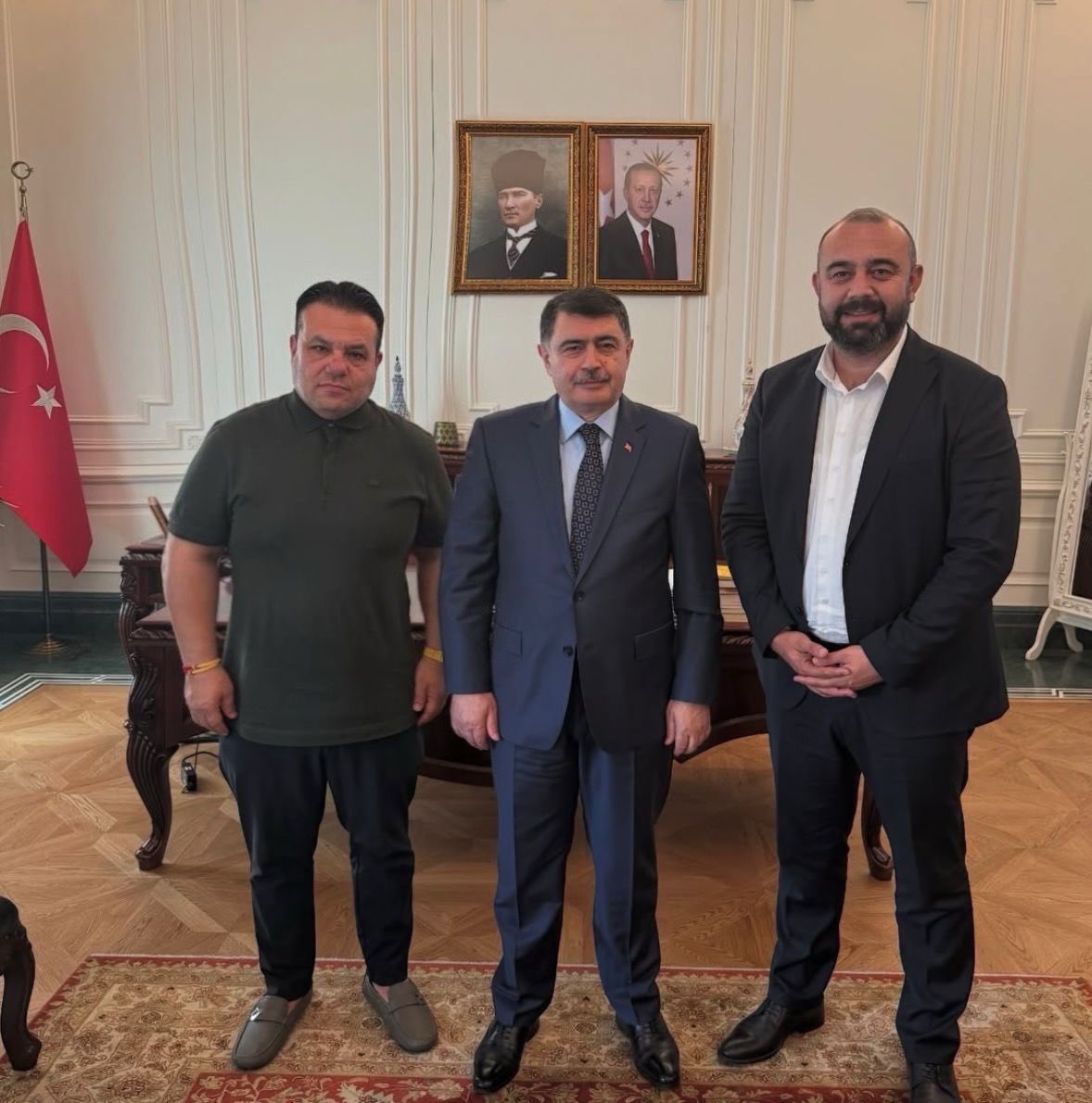 Tunç Holding sahibi Dinçer Azaphan ve 'Ankara abisi' olarak tanınan Yasin Oyanık, Ankara Valisi Vasip Şahin'i ziyaret etti.