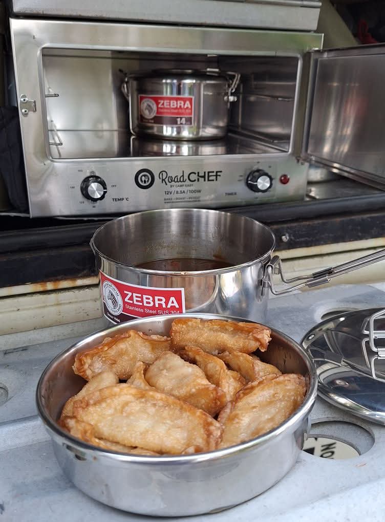 SamWatson__'s tweet photo. Electric oven in Elsa is a definite success. Beef in black bean sauce and chicken gyoza :) great bit of kit from #Fourby https://t.co/ZOihC6pKkJ