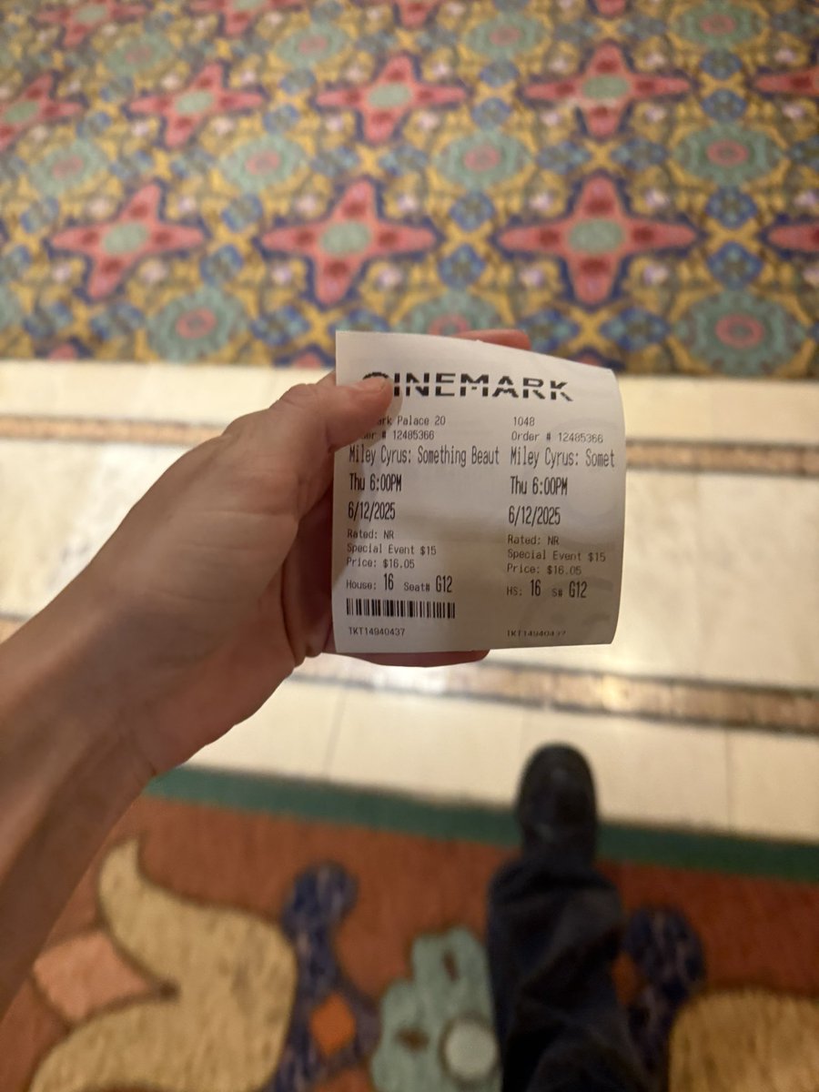 fweakymc's tweet image. Theatre full of gays iktr